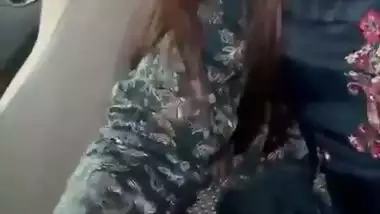 Horny lady’s outdoor blowjob makes her guy cum in the car