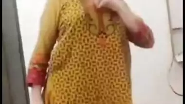 Sexy Desi porn diva strips naked shaking her XXX body to the music