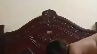 Desi wife pussy licking by husband friend xxx clip