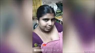 desi aunty showing clevage